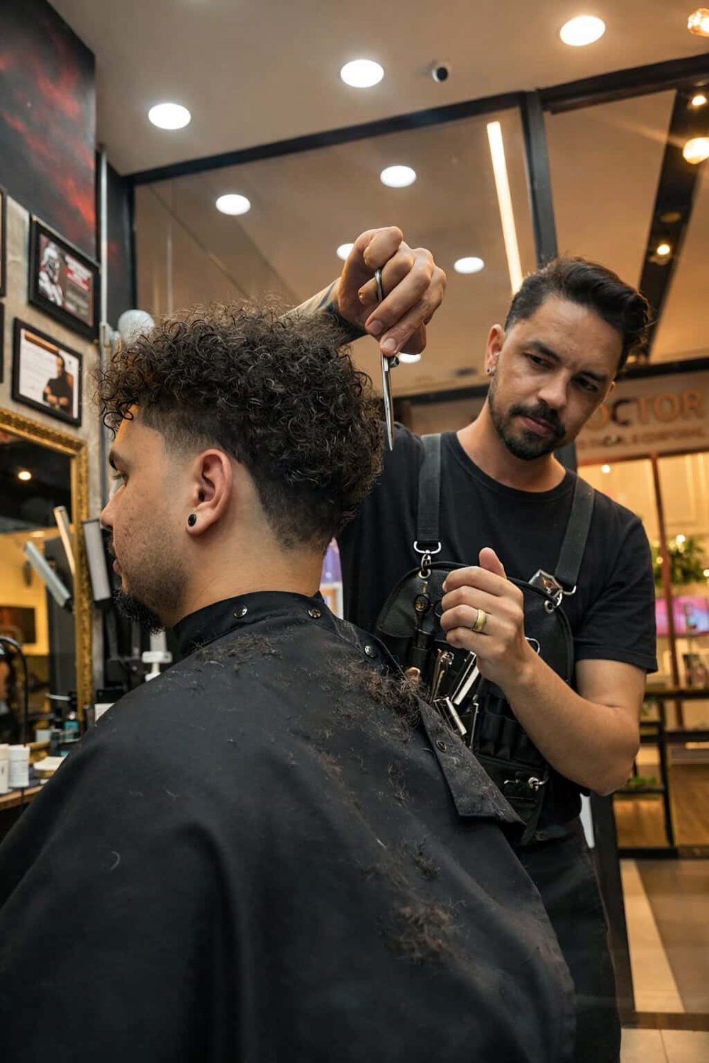 Barbeiro atendendo cliente em uma unidade da Rede Trezentos
