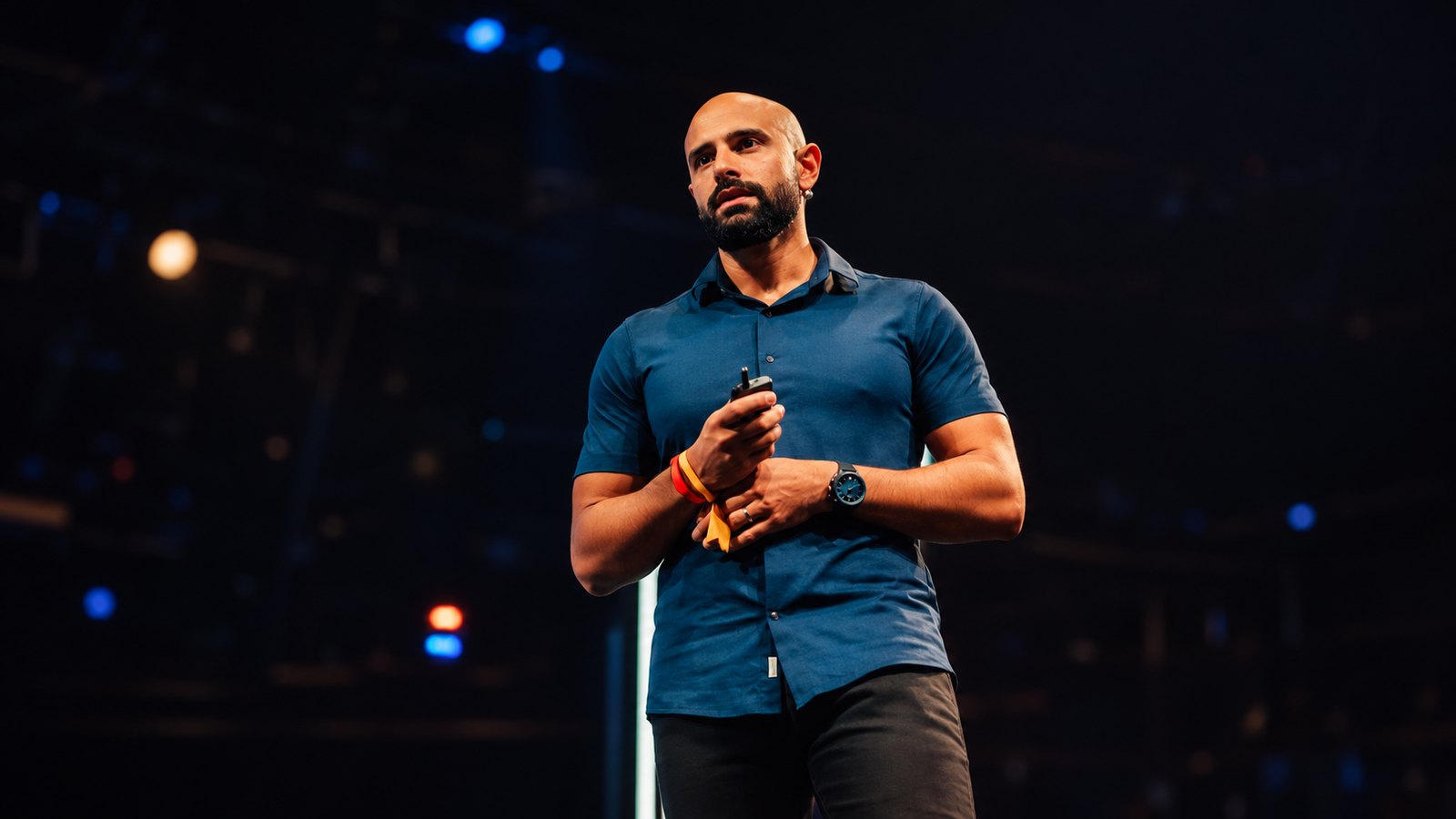 Renan Adão, fundador da Trezentos Barber Shop, palestrando no palco