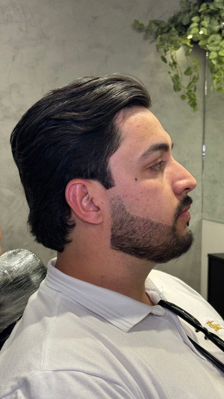 Cliente 2 depois da nanopigmentação, barba densa e alinhada